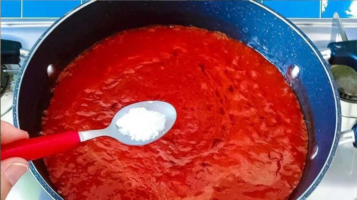 Discover the Delicious Secret of Top Chefs: Enhance Your Tomato Sauce with This Simple Baking Soda Trick!