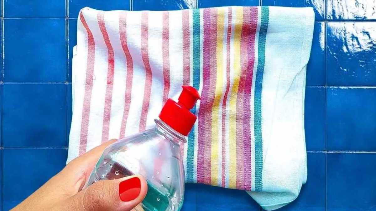 Pour Vinegar On Kitchen Towels - You Get Rid Of This Annoying Problem