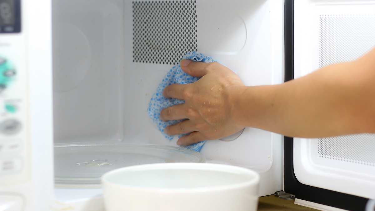 Best Method to Clean a Dirty Microwave Oven