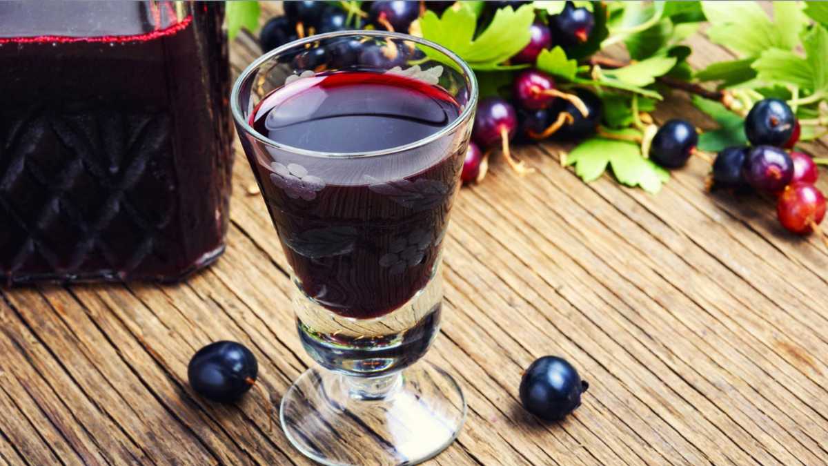 How Easy to Make Black Currant Liqueur Itself