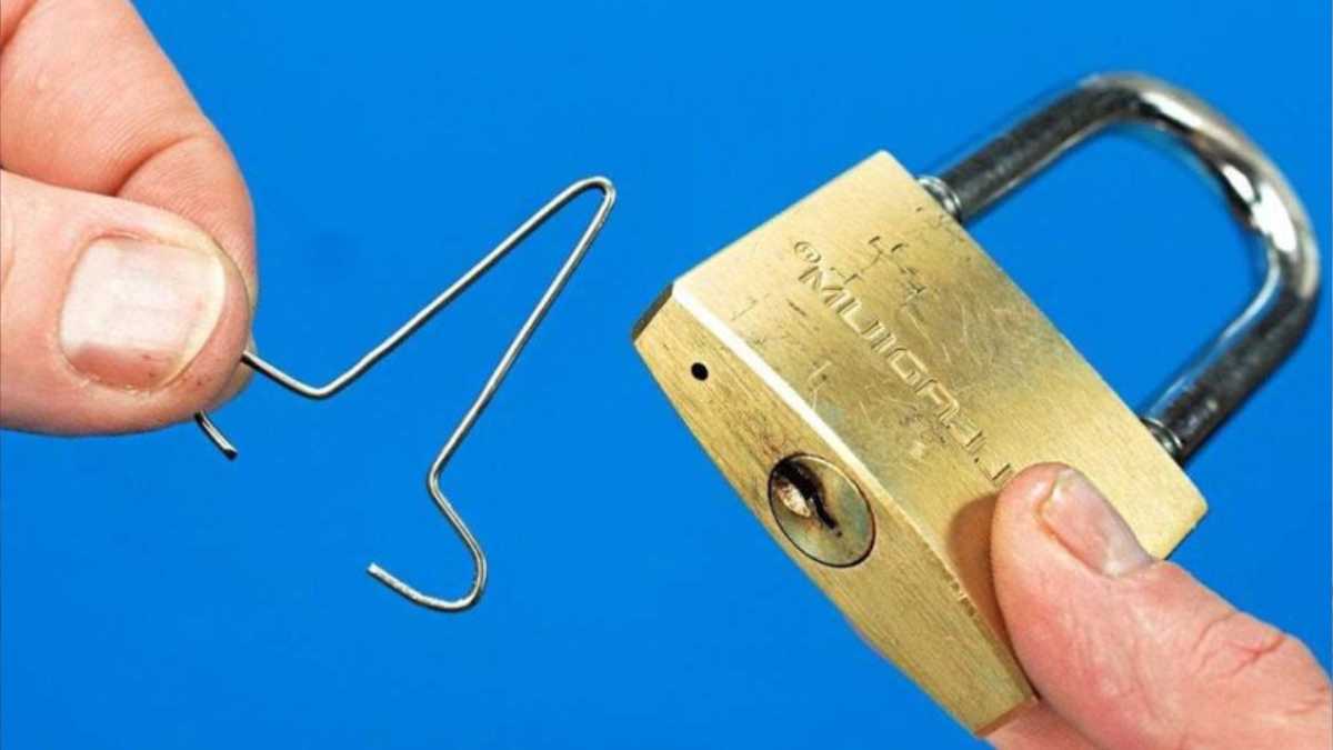 The quick and easy trick to open a lock: it takes less than a second ...