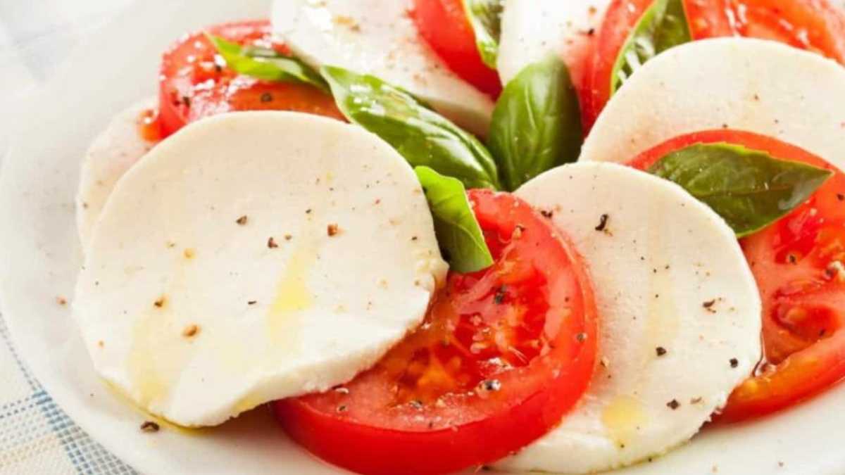 These People Should Never Eat Tomatoes with Mozzarella