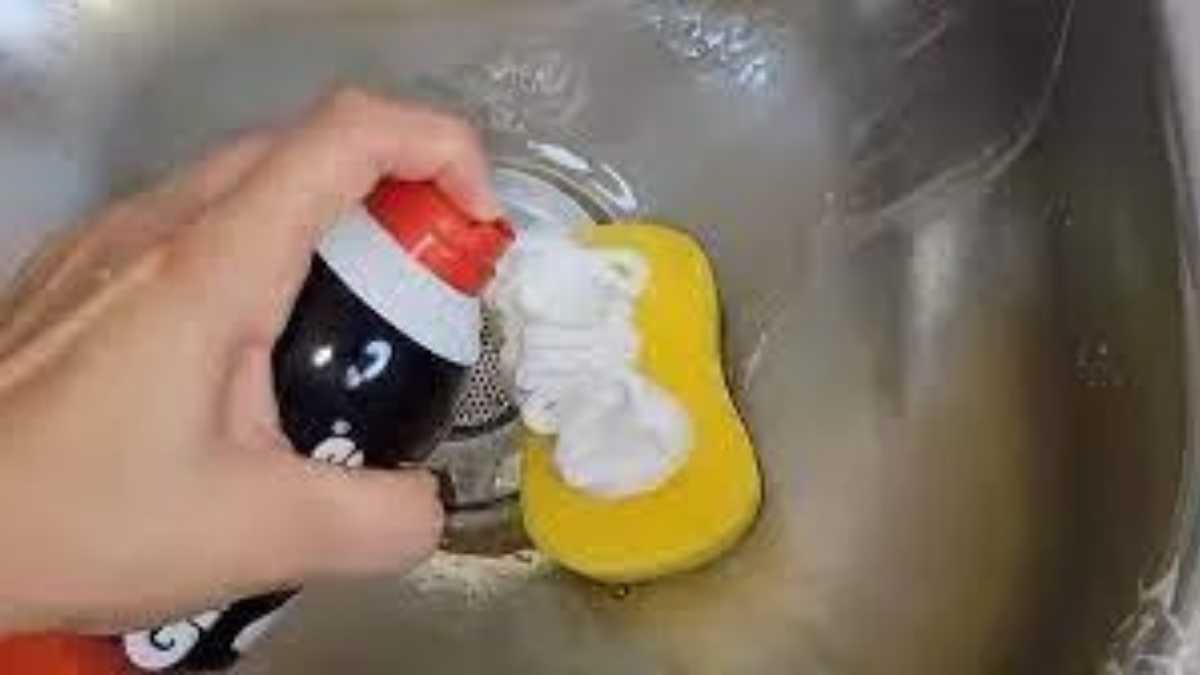 Shaving foam on dishwashing sponge: solves many kitchen problems