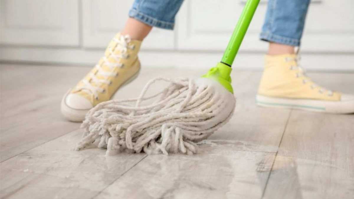 Wash the floor with this mixture, it will smell for several days and the scent will be felt from the stairs!