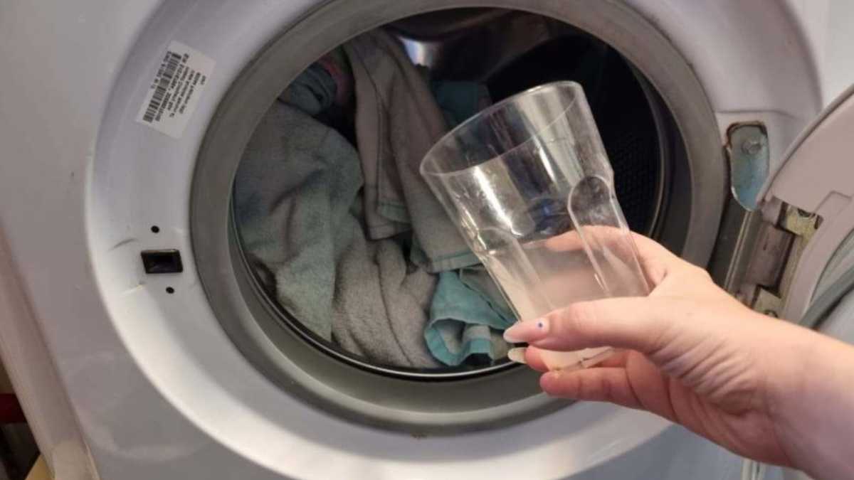 White and spotless laundry, revealing the secret ingredient: pour into the washing machine