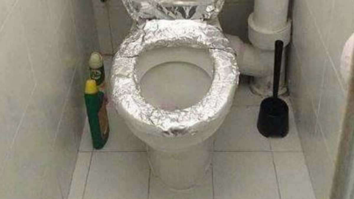 Foil Paper in the Toilet, the Old Method of Grandparents