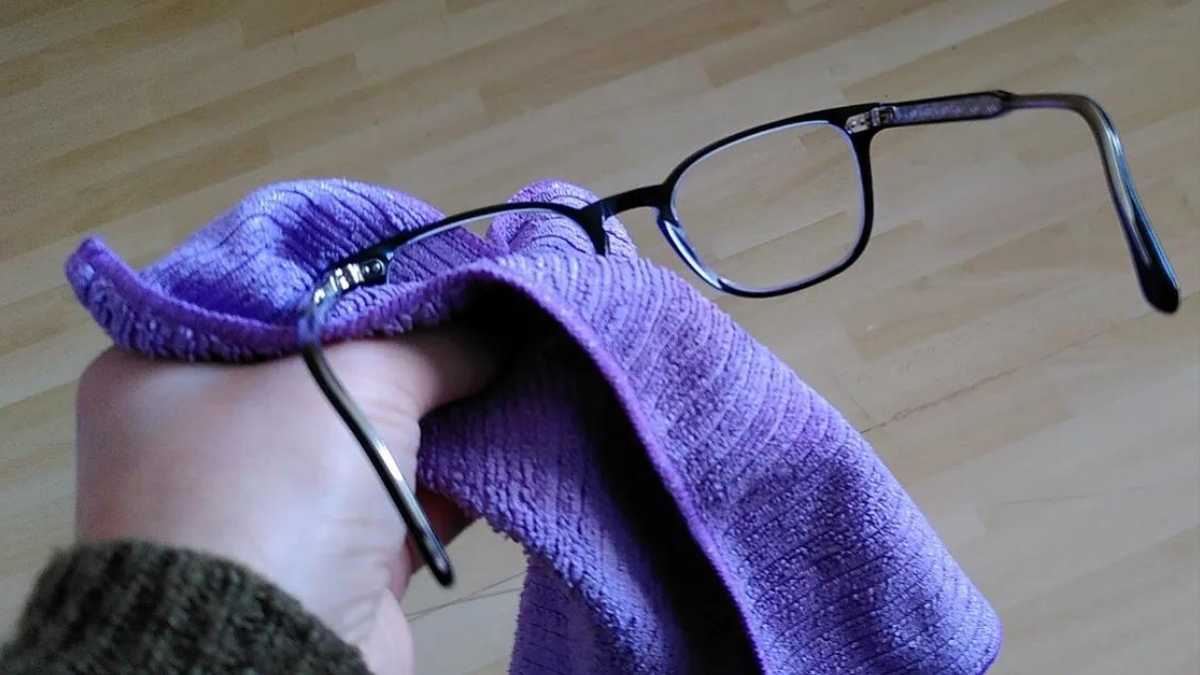 How to properly clean your glasses