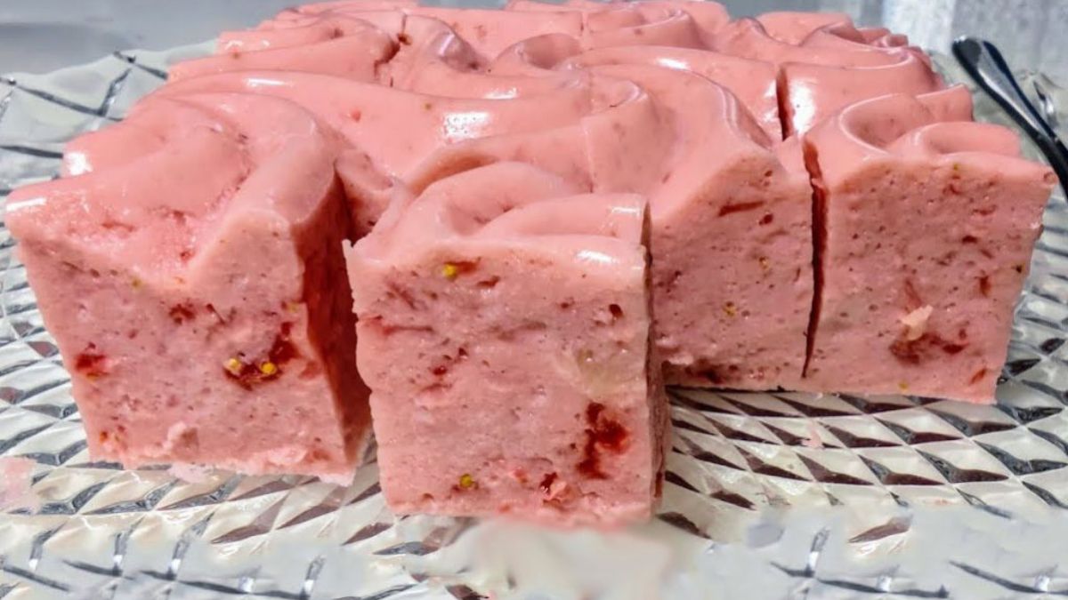 Easy No-Bake Strawberry Yogurt Dessert: Light Summer Treat