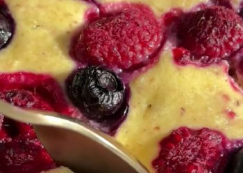 High-Protein Yogurt and Berry Cake