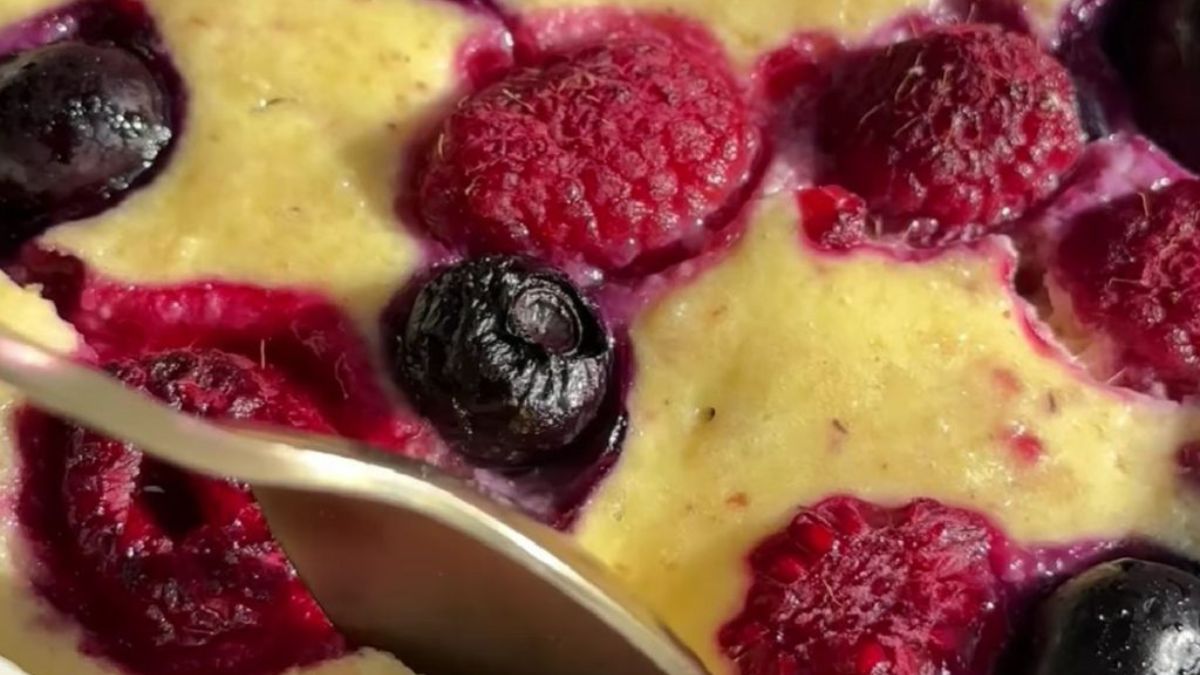 High-Protein Yogurt and Berry Cake