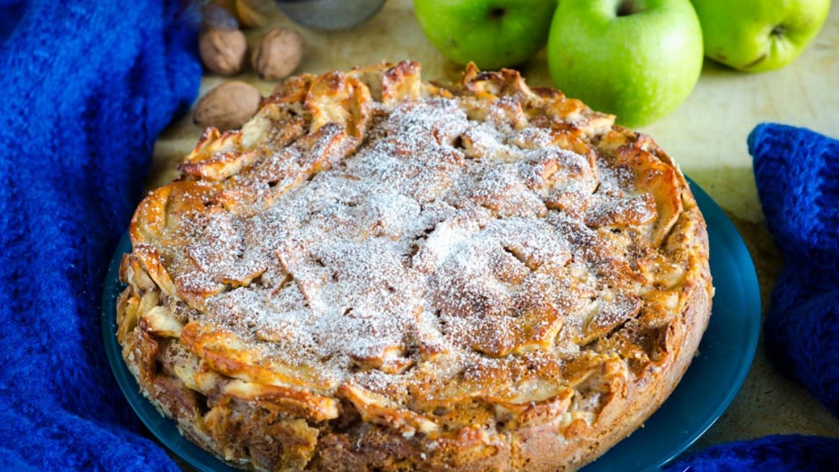 Apple and nut cake