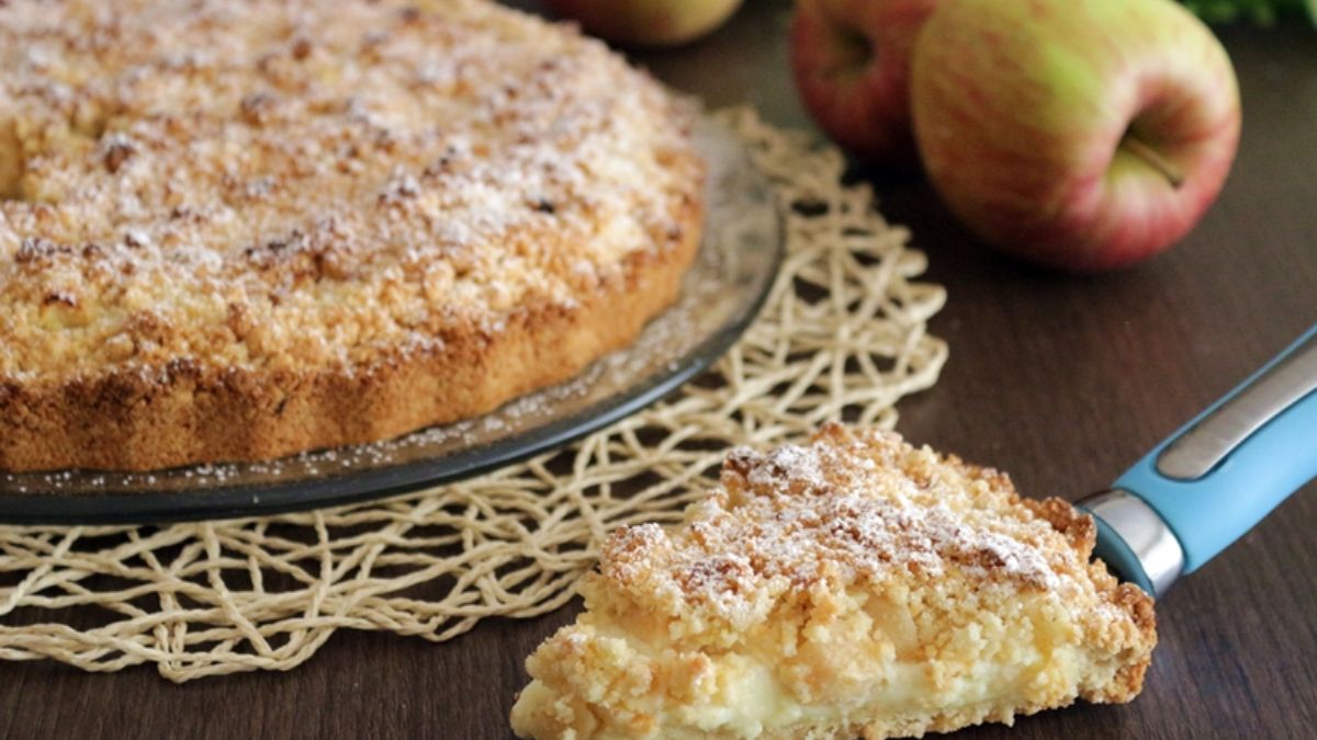 Apple Crumble Custard Cake