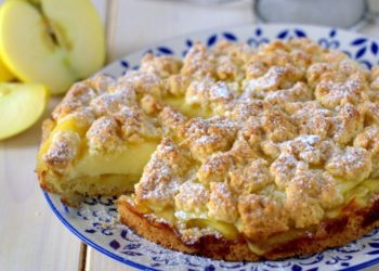 Crumbled Apple and Cream Mouthwatering Shortbread Cake