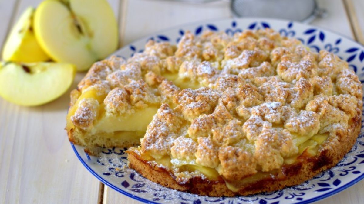 Crumbled Apple and Cream Mouthwatering Shortbread Cake