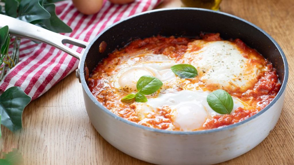 Pizzaiola-Style Eggs: A Quick and Delicious Meal