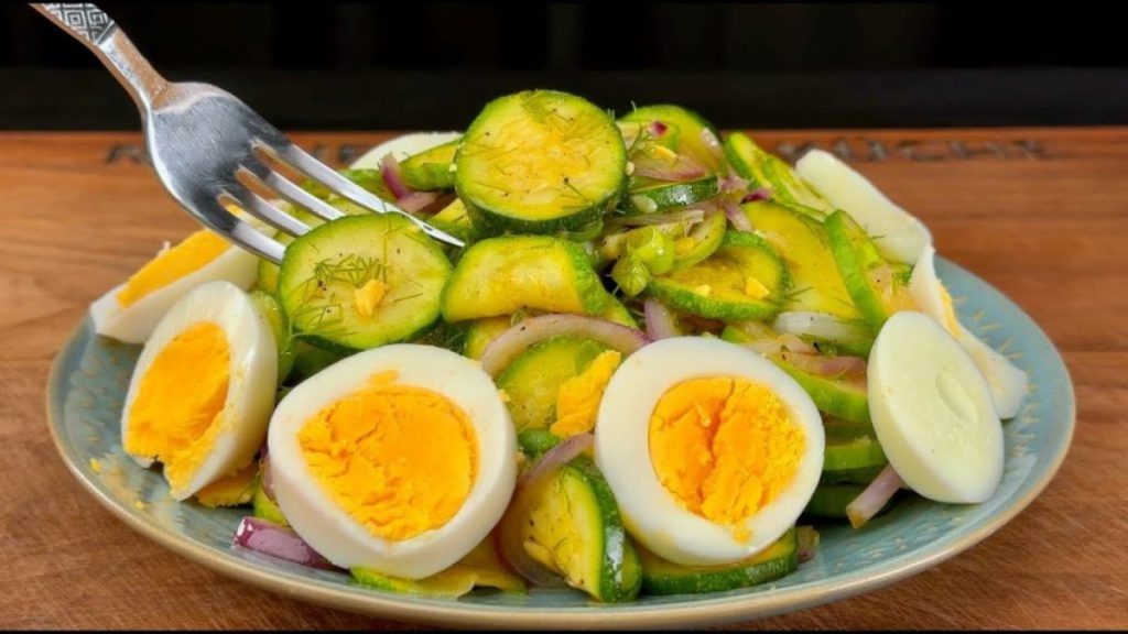 The nutritious salad to eat at least once a week: I throw in cucumbers, zucchini, ginger and eggs!