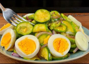 The nutritious salad to eat at least once a week: I throw in cucumbers, zucchini, ginger and eggs!