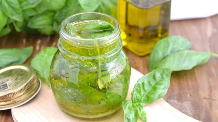 Basil Preserved in Oil recipe