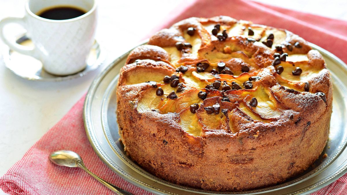 Fluffy Apple and Chocolate Chip Cake