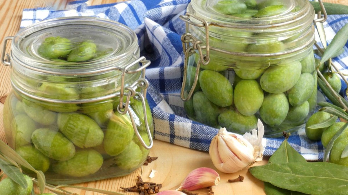 How to prepare Homemade Green Olives in Brine